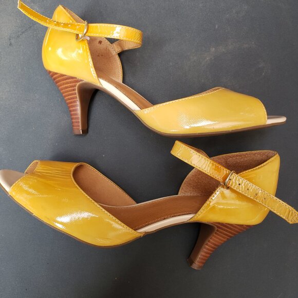 EUC CLARKS ARTISAN premium leather heel ankle strap (9) in tangy mustard - Picture 7 of 8